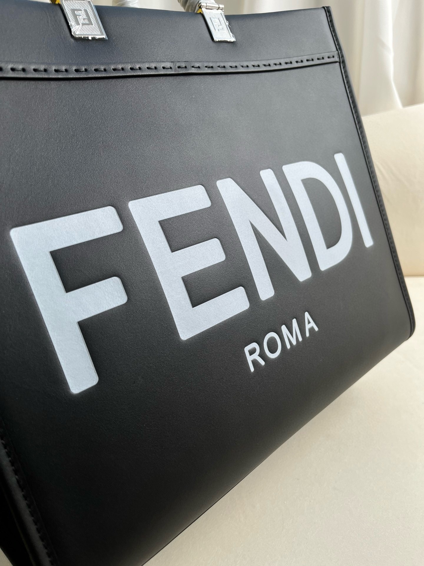 Fendi Sunshine Medium Tote Bag In Noir Calfskin 588