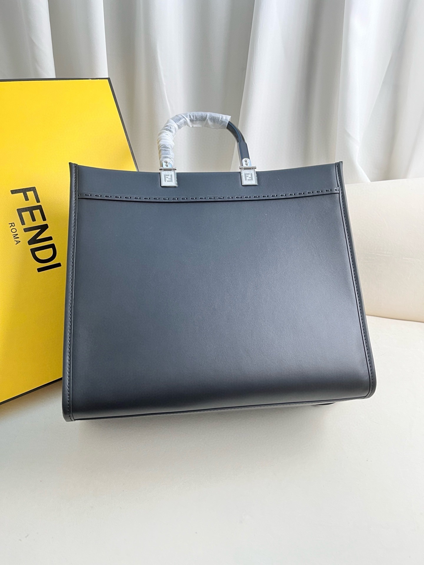 Fendi Sunshine Medium Tote Bag In Noir Calfskin 588