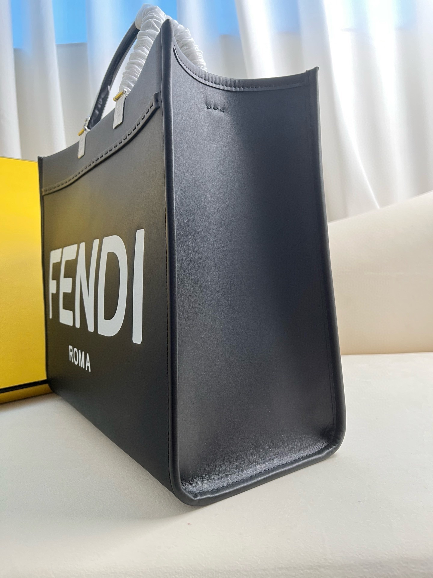 Fendi Sunshine Medium Tote Bag In Noir Calfskin 588