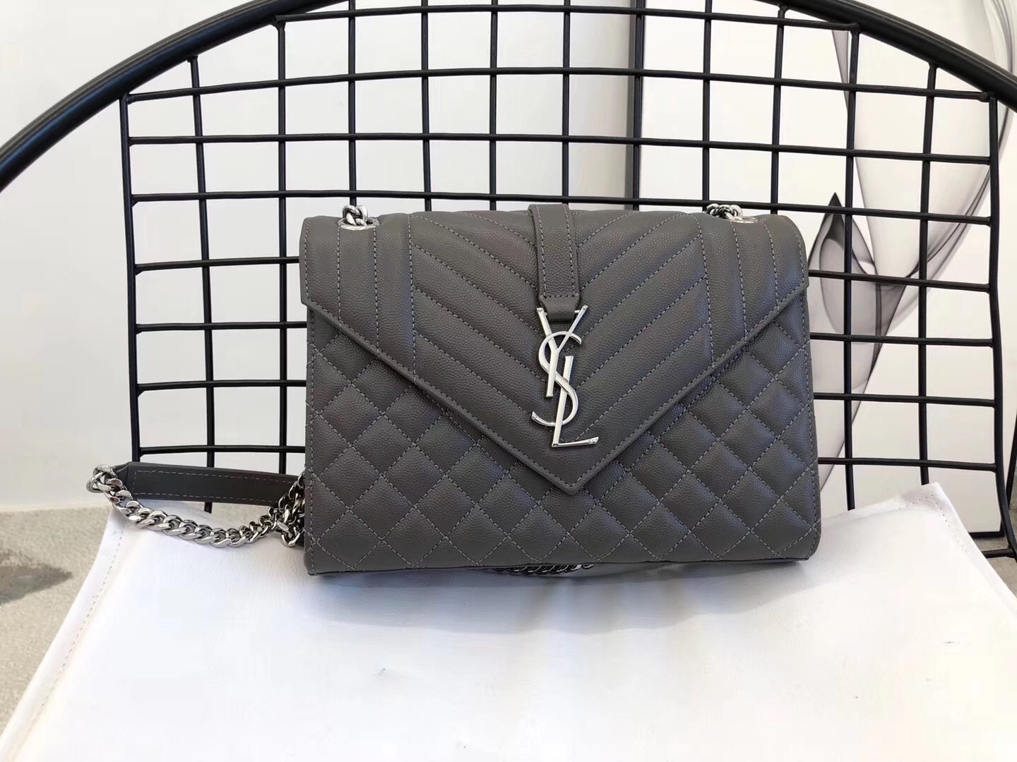 Saint Laurent Medium Envelope Bag In Grey Grained Leather 982