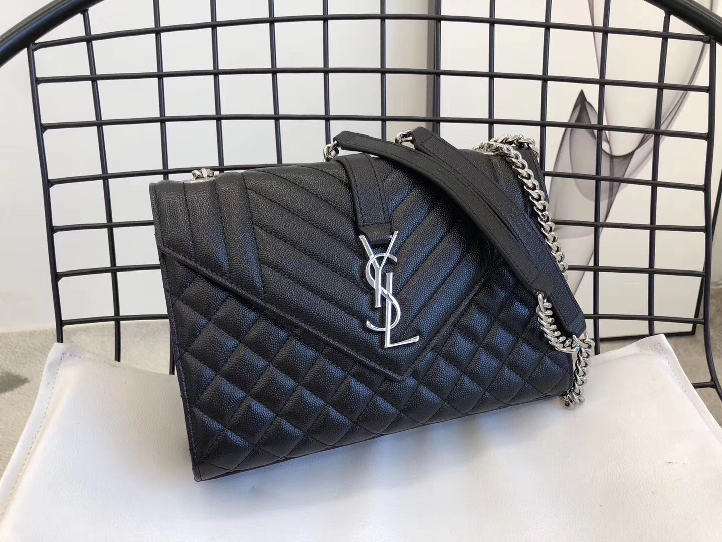 Saint Laurent Medium Envelope Bag In Noir Grained Leather 787