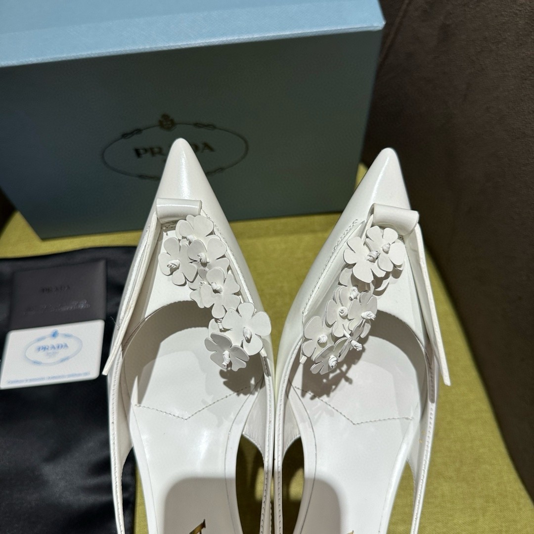 Prada Pumps 45mm in White Leather with Floral Appliques 657