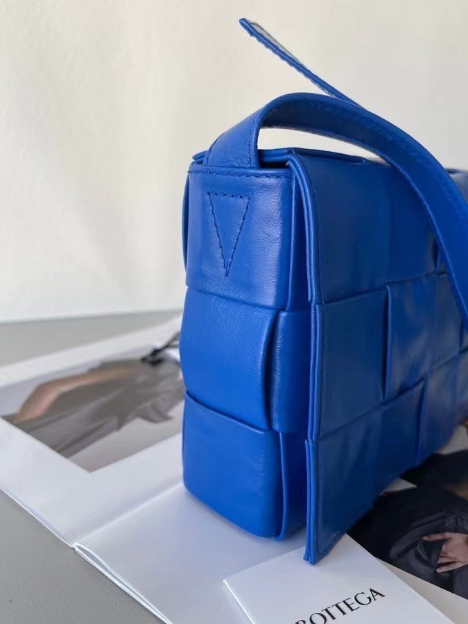 Bottega Veneta Cassett Bag In Cobalt Wrinkled Calfskin 008