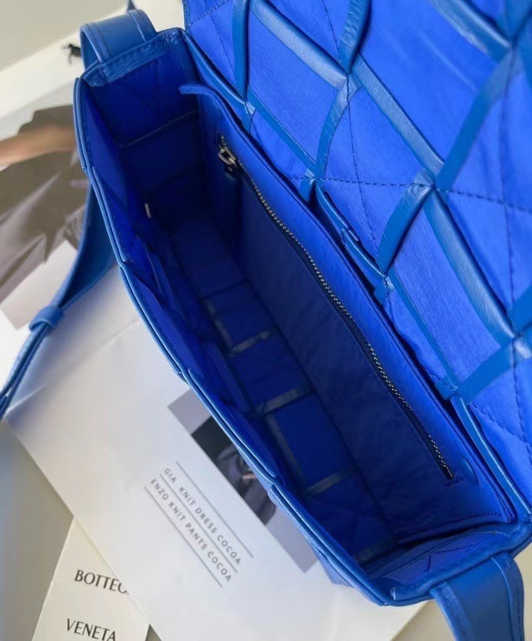 Bottega Veneta Cassett Bag In Cobalt Wrinkled Calfskin 008