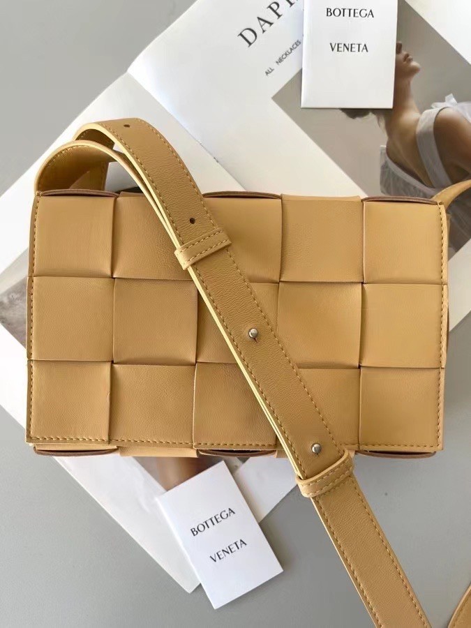 Bottega Veneta Cassett Bag In Beige Intrecciato Lambskin 717