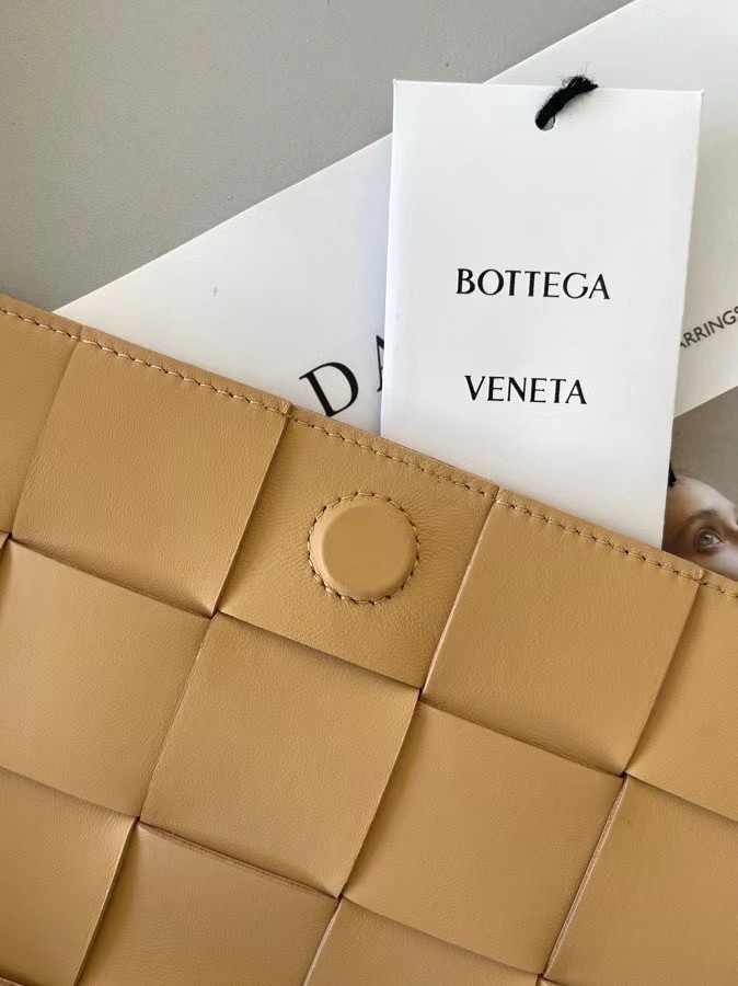 Bottega Veneta Cassett Bag In Beige Intrecciato Lambskin 717