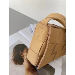 Bottega Veneta Cassett Bag In Beige Intrecciato Lambskin 717