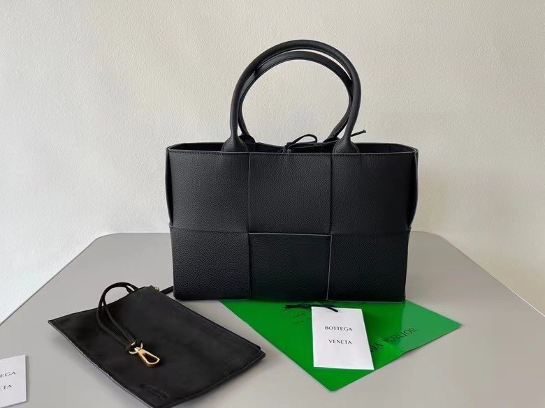 Bottega Veneta Arco Medium Tote In Black Intrecciato Leather 710