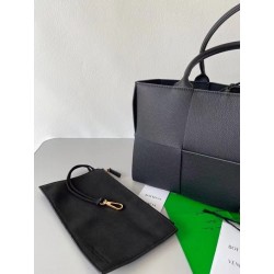 Bottega Veneta Arco Medium Tote In Black Intrecciato Leather 710