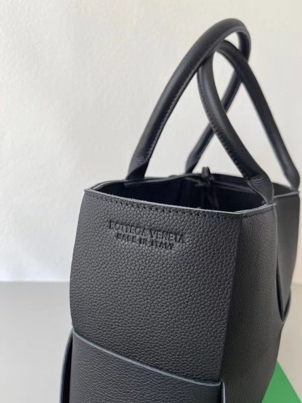 Bottega Veneta Arco Medium Tote In Black Intrecciato Leather 710