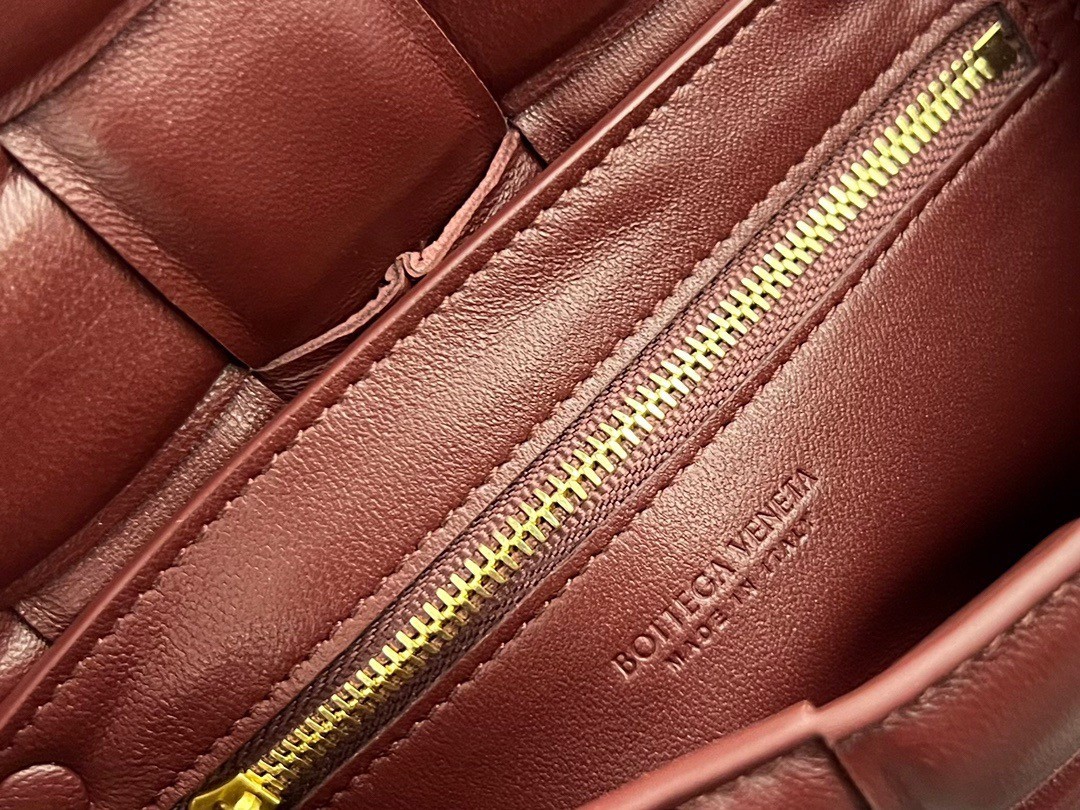 Bottega Veneta Small Padded Cassette Bag In Barolo Lambskin 709