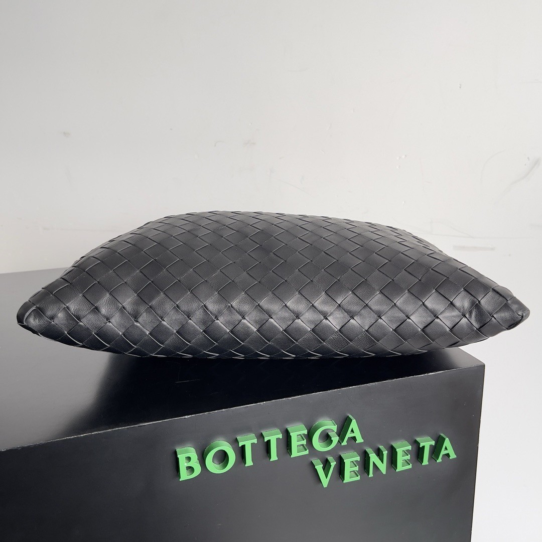 Bottega Veneta Small Hop Bag in Black Intrecciato Calfskin 997