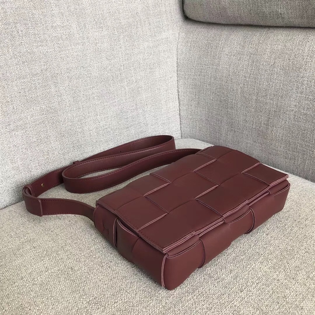 Bottega Veneta Cassette Bag In Bordeaux Lambskin 326