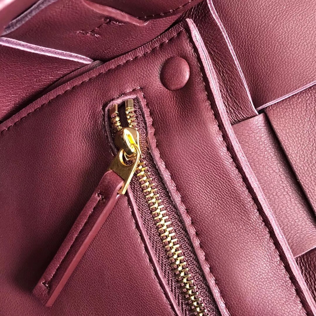 Bottega Veneta Cassette Bag In Bordeaux Lambskin 326