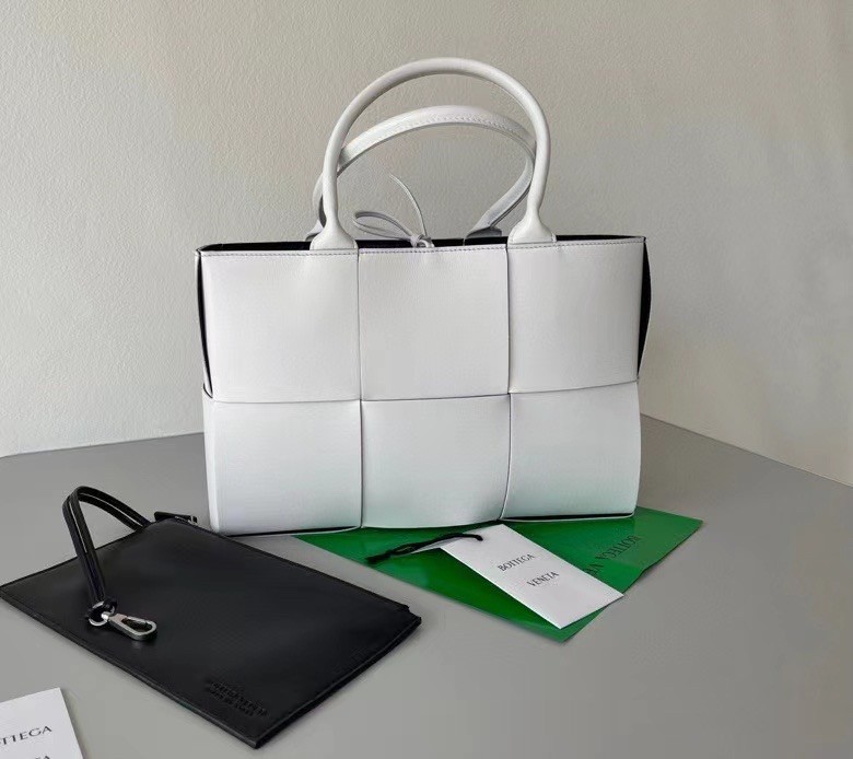 Bottega Veneta Arco Medium Tote In White Intrecciato Lambskin 269