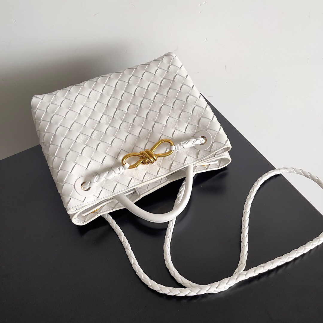 Bottega Veneta Small Andiamo Bag In White Intrecciato Lambskin 330