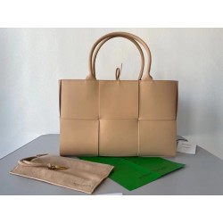 Bottega Veneta Arco Medium Tote In Beige Intrecciato Lambskin 928