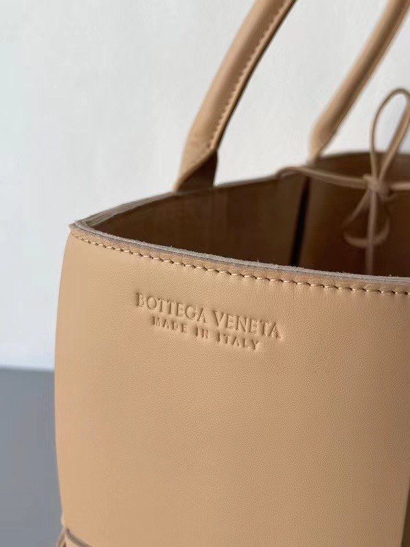 Bottega Veneta Arco Medium Tote In Beige Intrecciato Lambskin 928