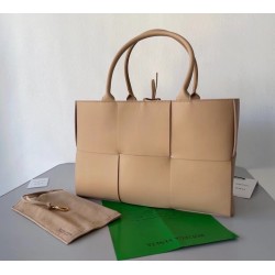 Bottega Veneta Arco Medium Tote In Beige Intrecciato Lambskin 928