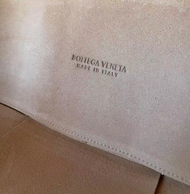 Bottega Veneta Arco Medium Tote In Beige Intrecciato Lambskin 928