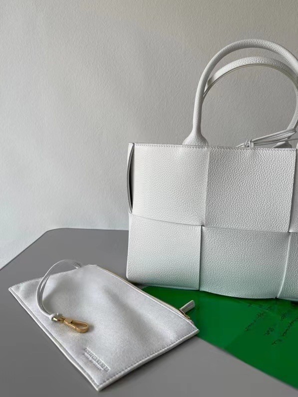 Bottega Veneta Arco Small Tote In White Grained Leather 377