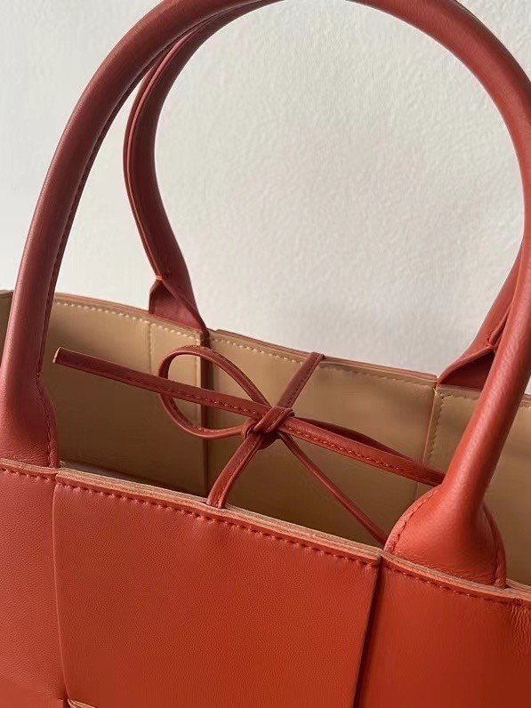 Bottega Veneta Arco Small Tote In Maple Intrecciato Lambskin 582