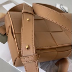 Bottega Veneta Cassett Bag In Caramel Intrecciato Lambskin 044