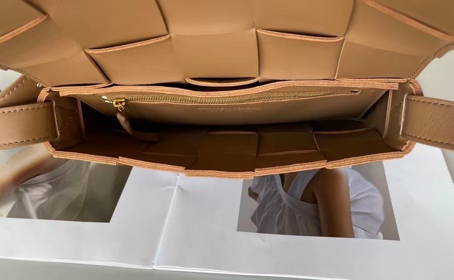 Bottega Veneta Cassett Bag In Caramel Intrecciato Lambskin 044