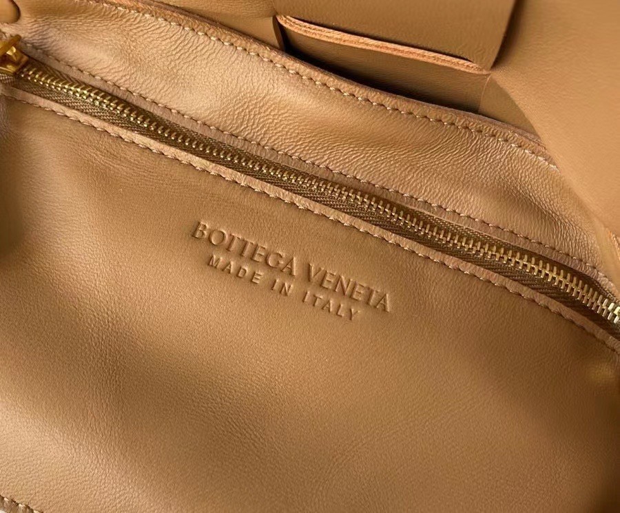 Bottega Veneta Cassett Bag In Caramel Intrecciato Lambskin 044