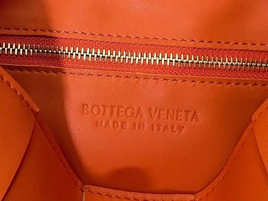 Bottega Veneta Cassett Bag In Orange Intrecciato Lambskin 291