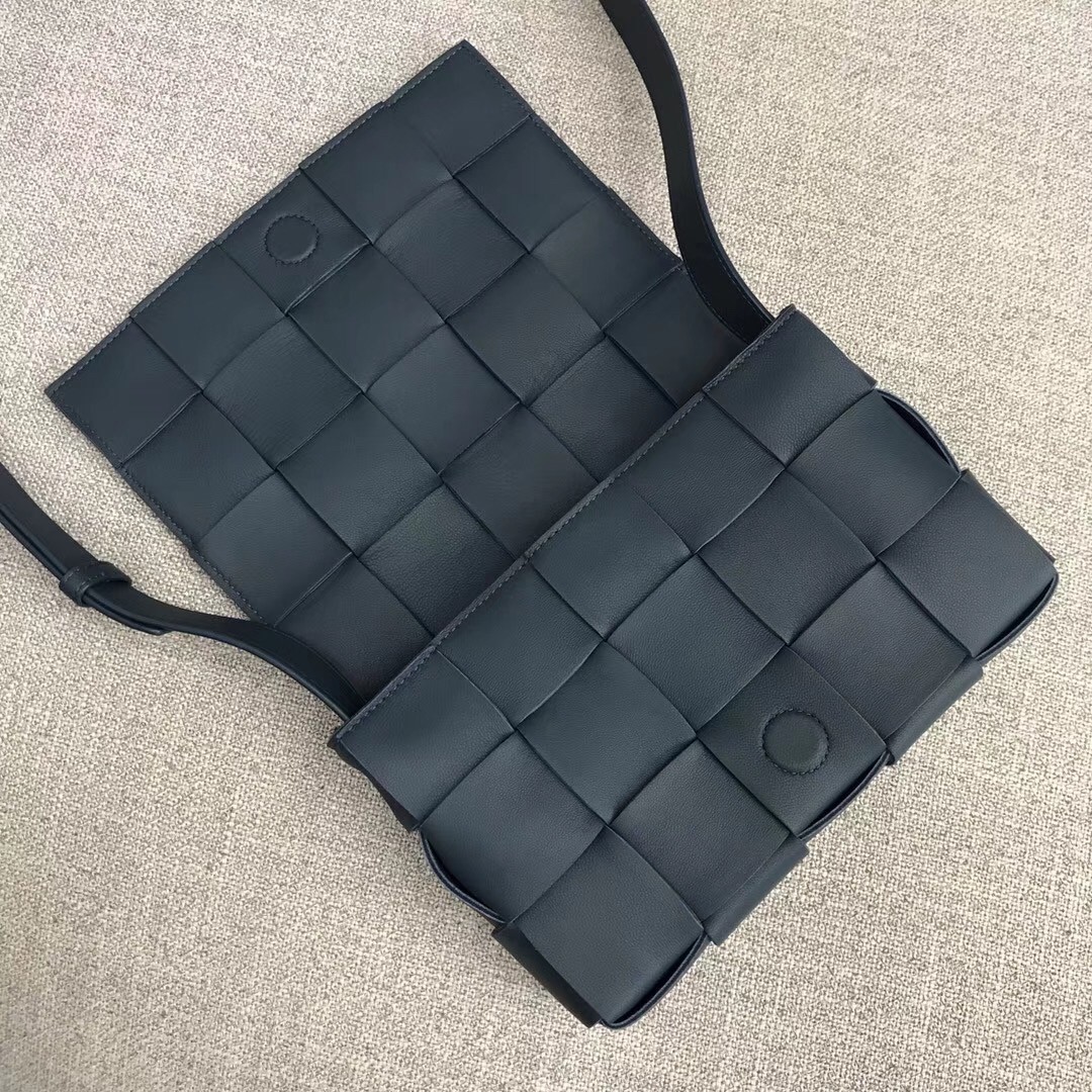 Bottega Veneta Cassette Bag In Dark Blue Lambskin 642