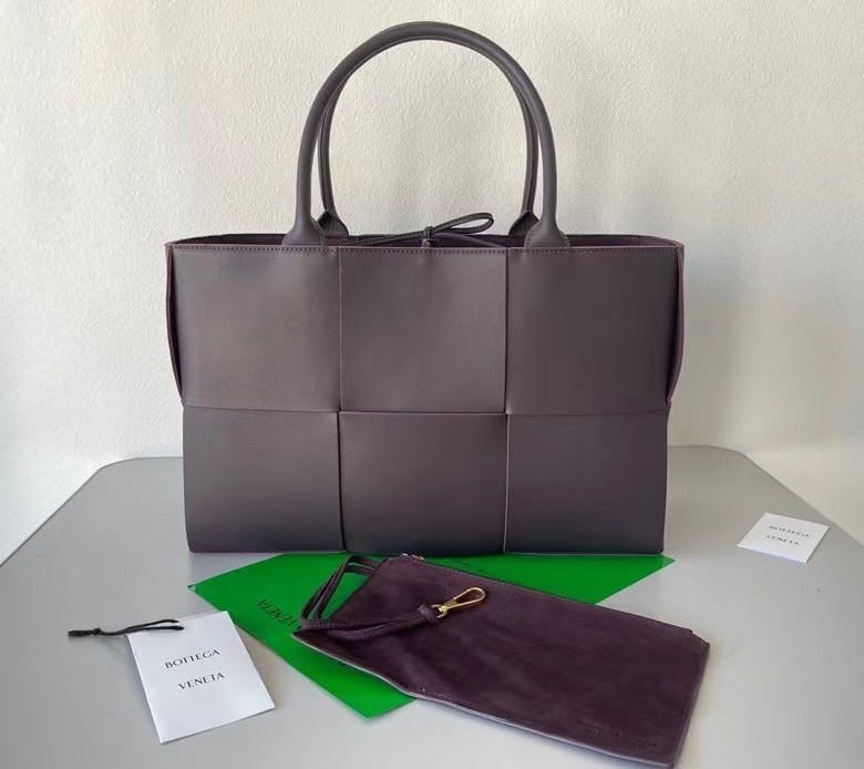 Bottega Veneta Arco Medium Tote In Fondant Intrecciato Lambskin 666