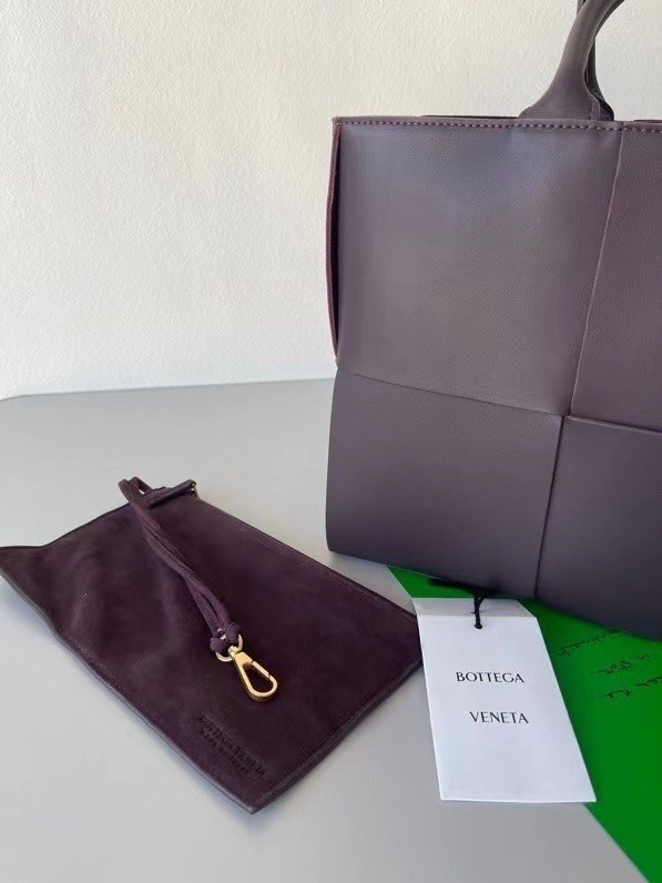 Bottega Veneta Arco Medium Tote In Fondant Intrecciato Lambskin 666