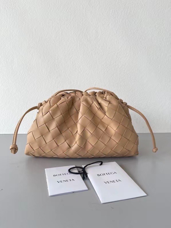 Bottega Veneta Mini Pouch In Beige Intrecciato Lambskin 002