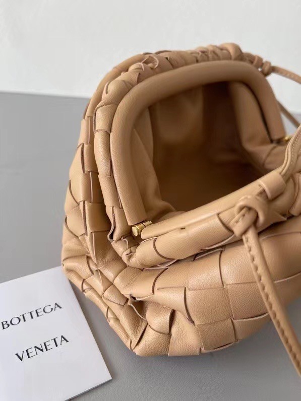 Bottega Veneta Mini Pouch In Beige Intrecciato Lambskin 002