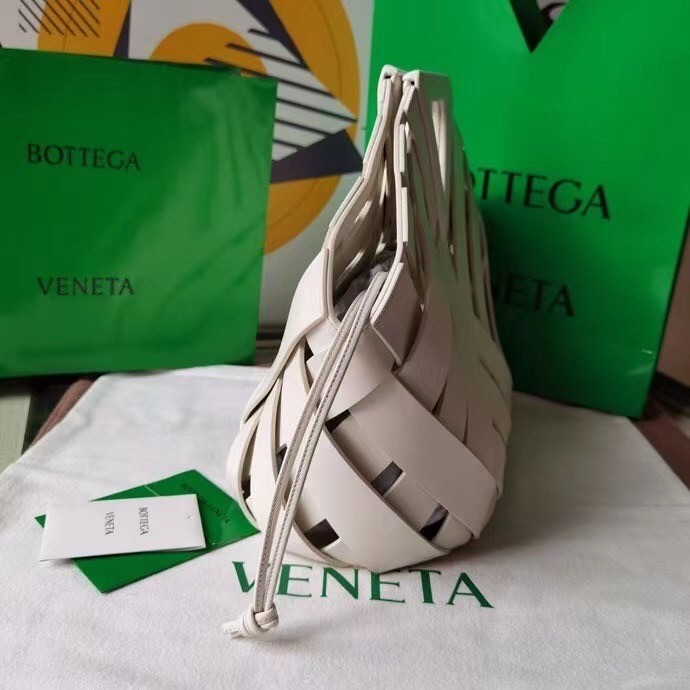 Bottega Veneta Medium Point Bag In White Intrecciato Leather 028