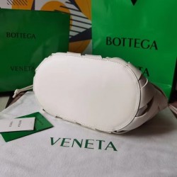 Bottega Veneta Medium Point Bag In White Intrecciato Leather 028