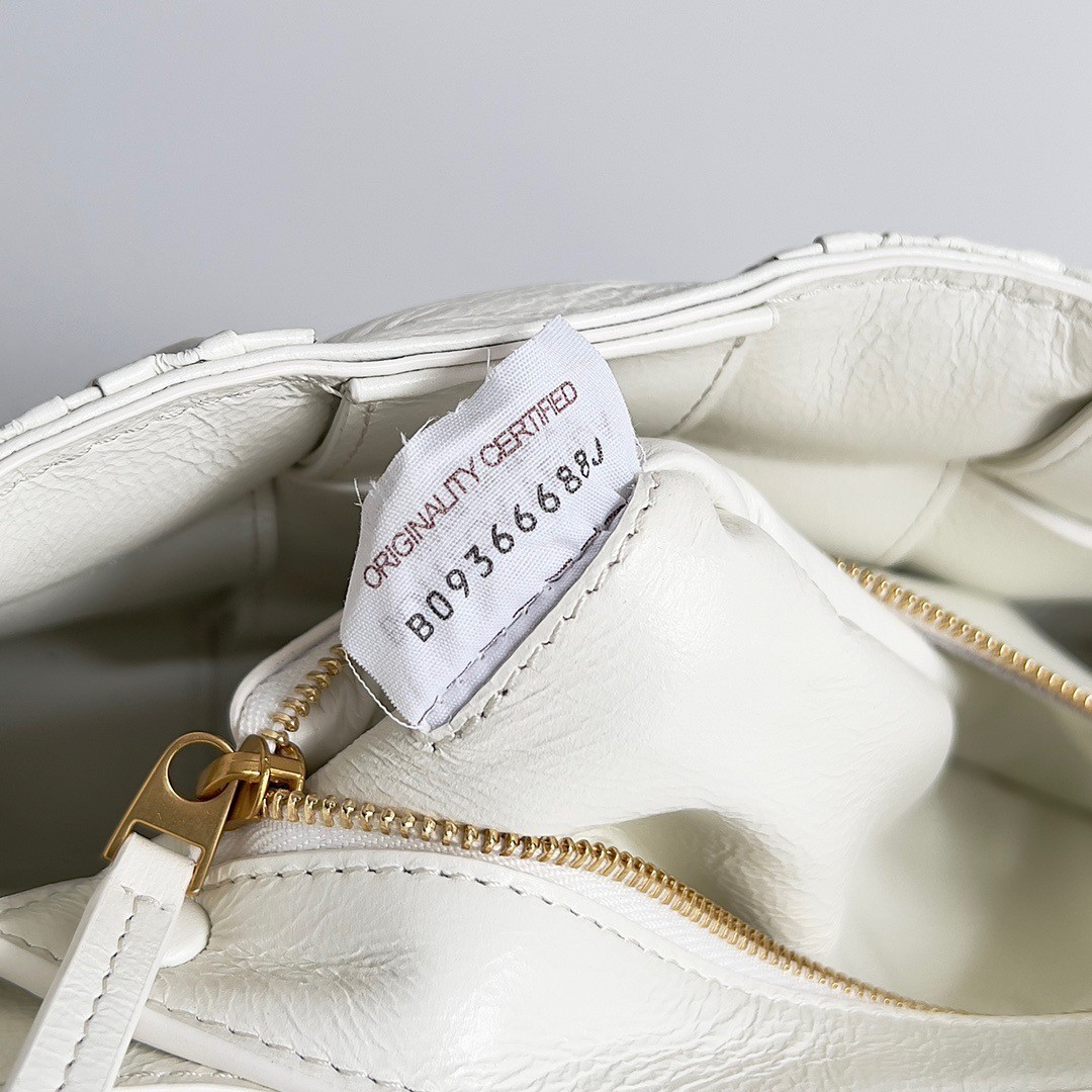 Bottega Veneta Cassette Bag In White Foulard Intreccio Leather 076