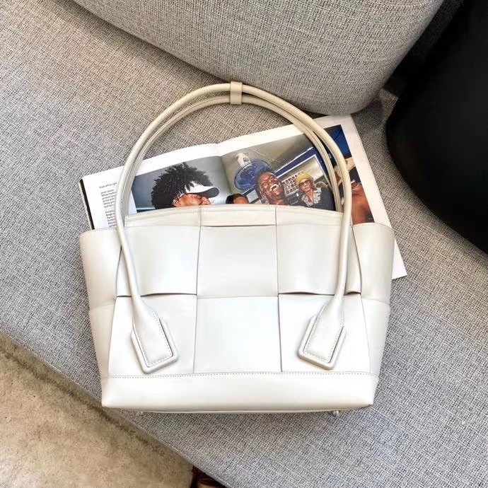 Bottega Veneta Arco Medium Bag In White Intrecciato Calfskin 218