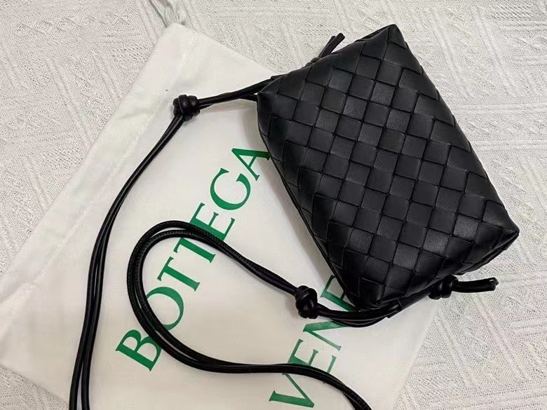 Bottega Veneta Small Loop Bag In Black Intrecciato Lambskin 639