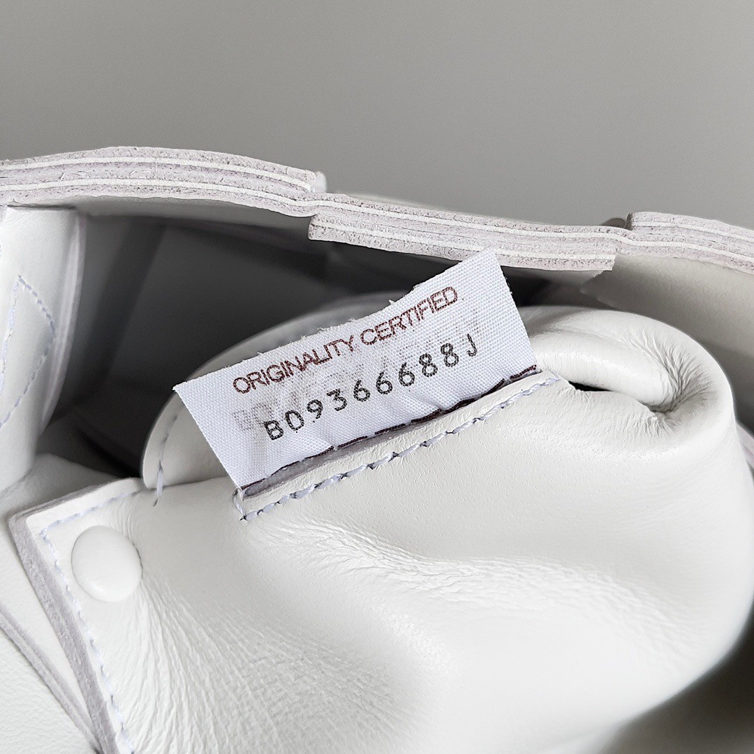 Bottega Veneta Small Cassette Bag In White Intrecciato Lambskin 132