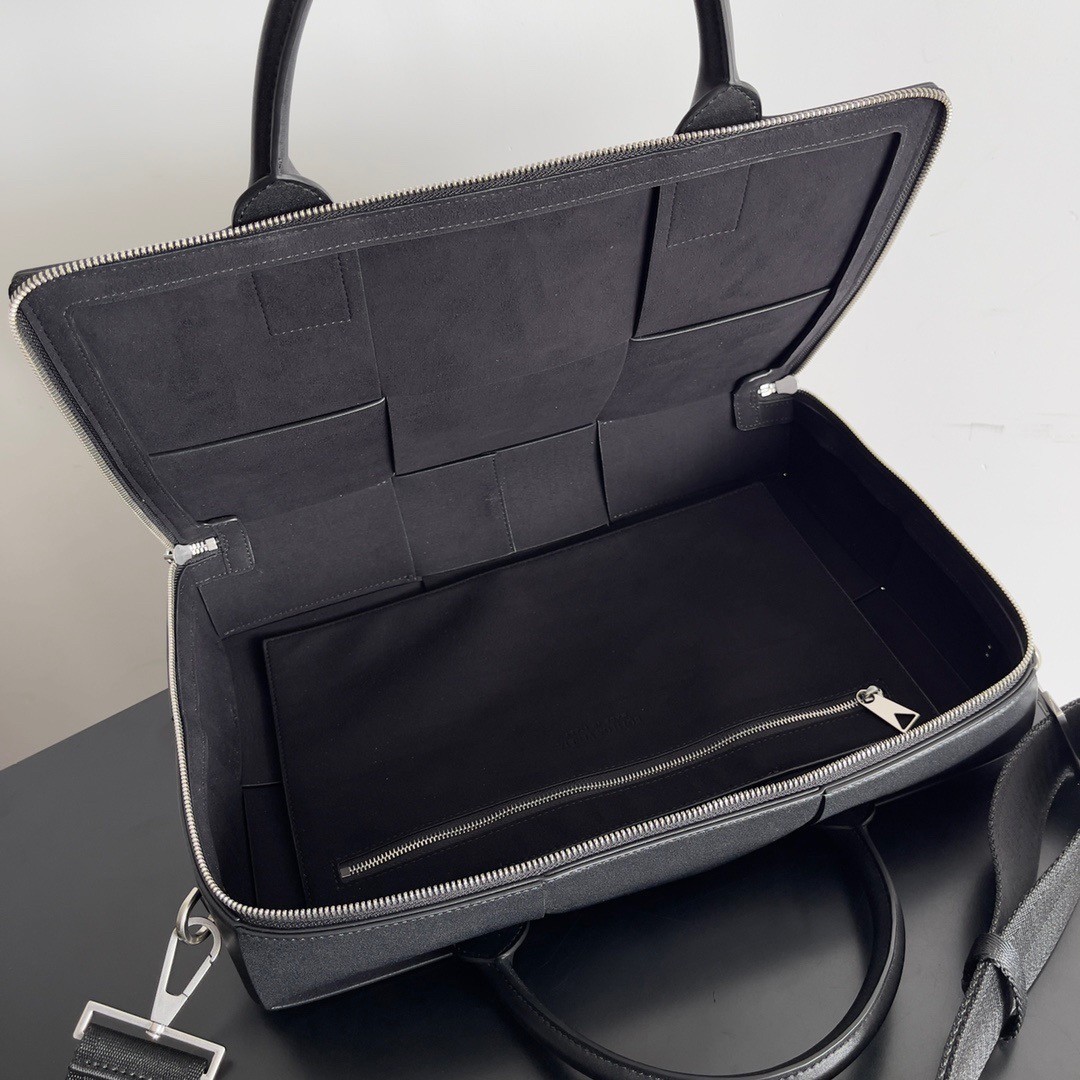 Bottega Veneta Arco Briefcase In Black Intreccio Calfskin 211