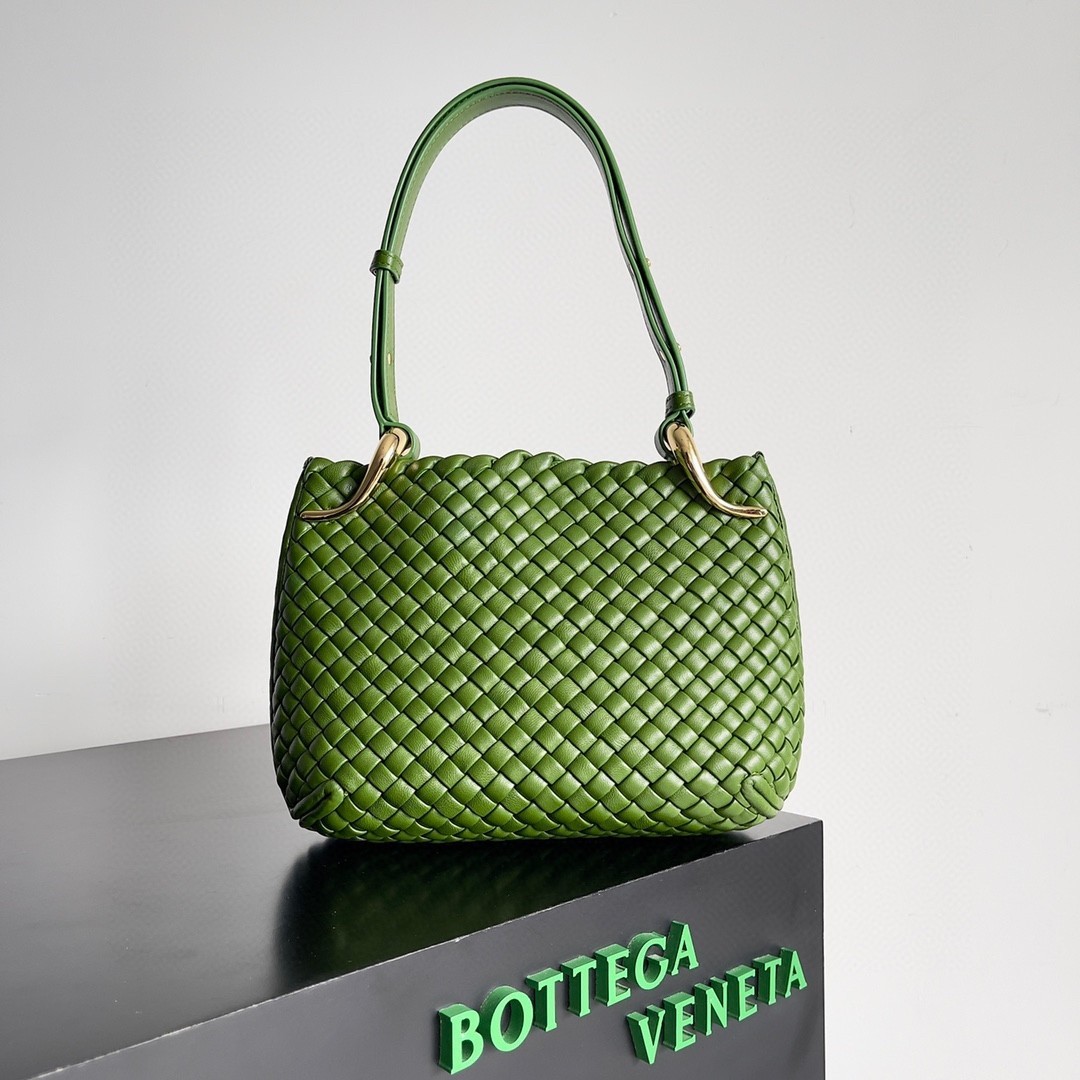 Bottega Veneta Clicker Small Bag in Avocado Intrecciato Lambskin 379