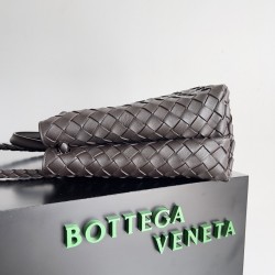 Bottega Veneta Medium Andiamo Bag In Fondant Intrecciato Lambskin 403