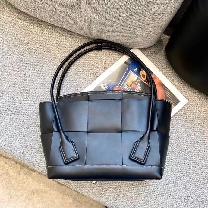 Bottega Veneta Arco Medium Bag In Black Intrecciato Calfskin 568