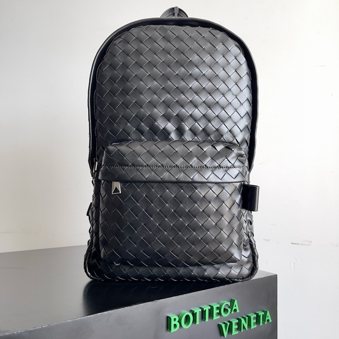 Bottega Veneta Medium Backpack In Black Intrecciato Calfskin 598