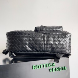 Bottega Veneta Medium Backpack In Black Intrecciato Calfskin 598