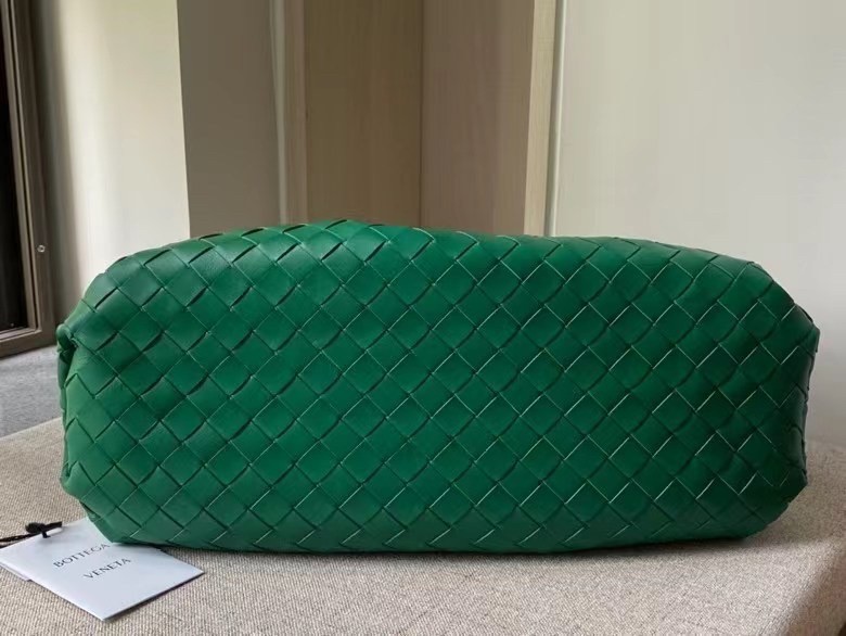 Bottega Veneta Large Pouch Clutch In Green Intrecciato Lambskin 860