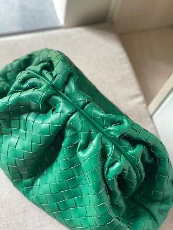 Bottega Veneta Large Pouch Clutch In Green Intrecciato Lambskin 860