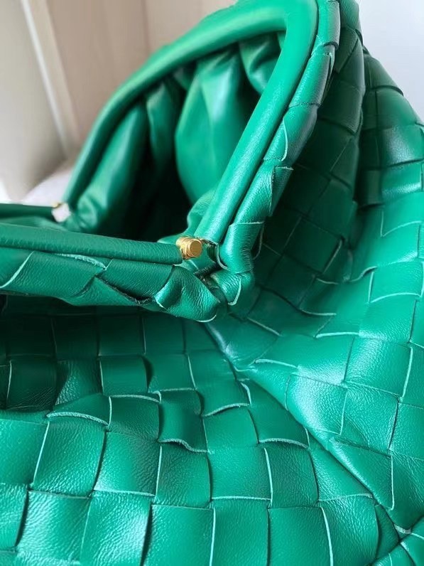 Bottega Veneta Large Pouch Clutch In Green Intrecciato Lambskin 860